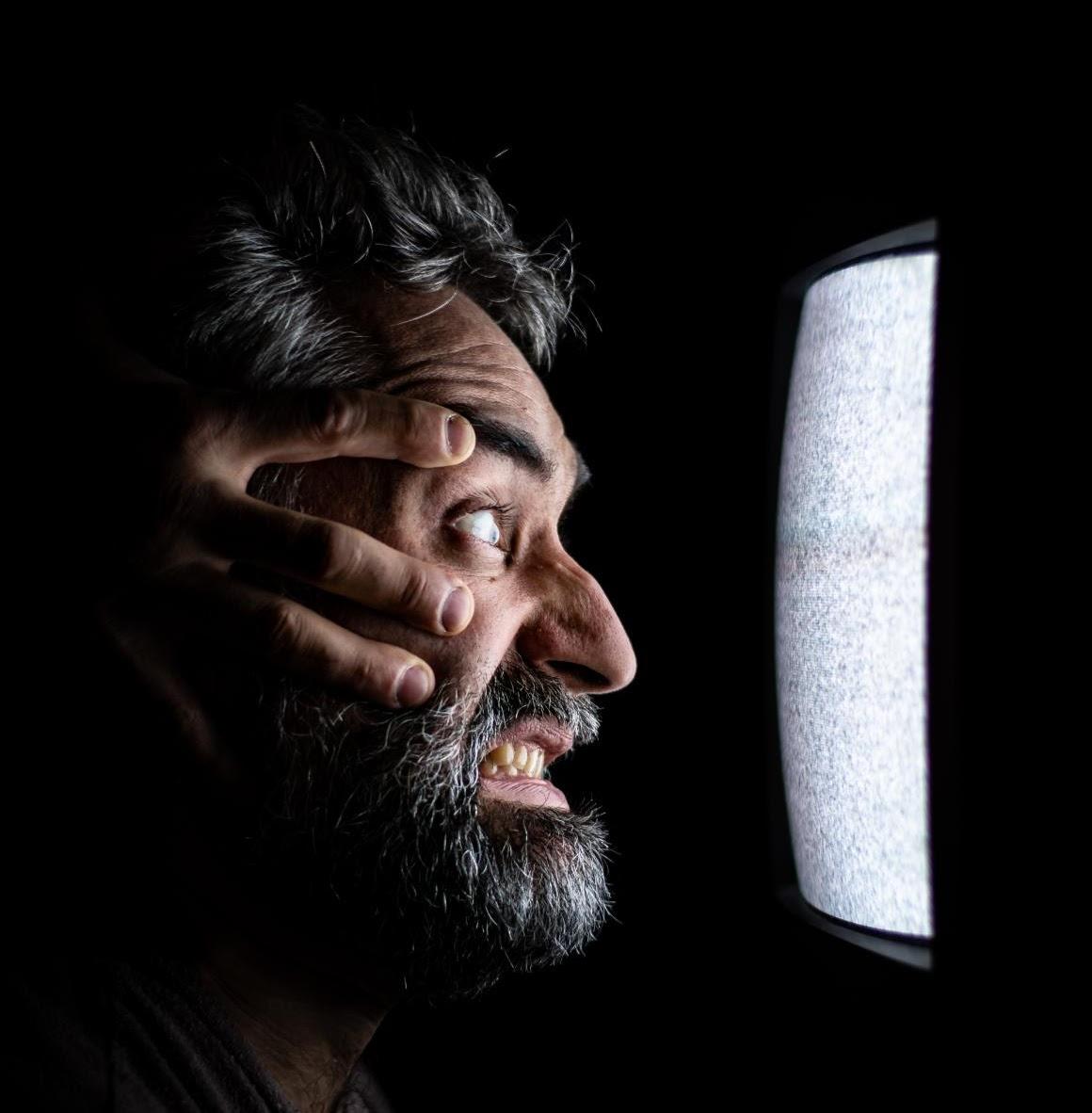 Un póster promocional gótico para la sala 'Psiquiátrico: El Origen de la Maldad' de Clínica El Pasaje Escape Room en A Coruña, mostrando una ilustración nocturna del hospital y verjas, y el texto "PSISQUIÁTRICO. EL ORIGEN DE LA MALDAD". Incluye detalles del juego: alta inmersión, dificultad alta, 2-6 personas, 60 min. "BASADO EN HECHOS REALES. PIDE TU CITA: clinicaelpasaje.es".