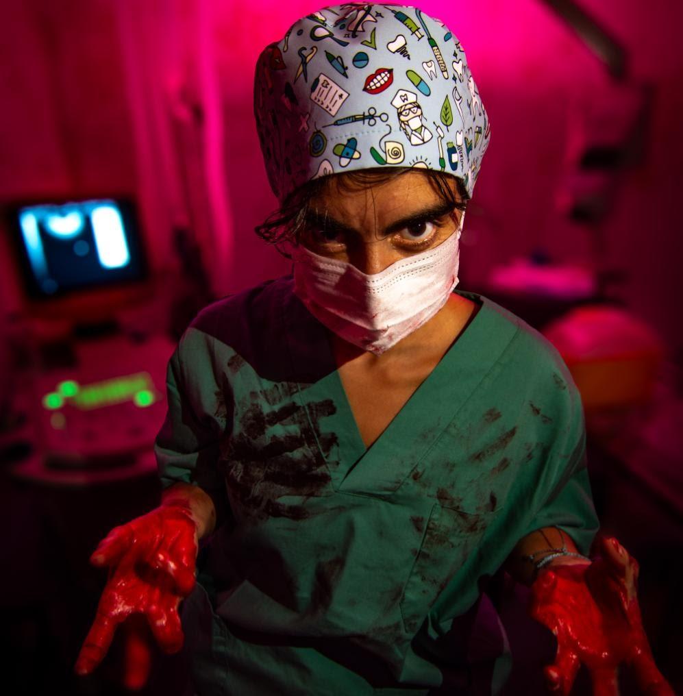 Fotografía promocional de la sala 'Quirófano' en Clínica El Pasaje Escape Room A Coruña, mostrando un equipo médico con la Doctora Otero operando. Una experiencia de escape de alta inmersión e intriga basada en hechos reales para grupos de 2 a 6 jugadores.